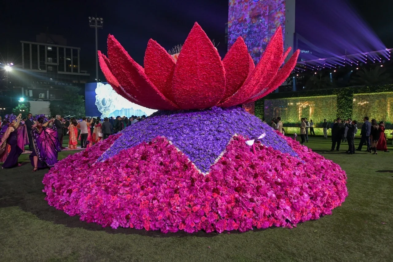 Instalație florală inspirată de nuferi